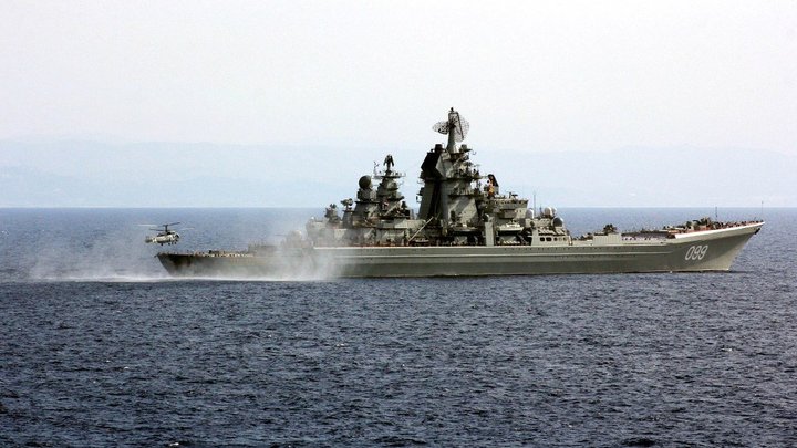 Флагман Северного флота «Петр Великий» провел пуски ракето-торпед «Водопад» – видео
