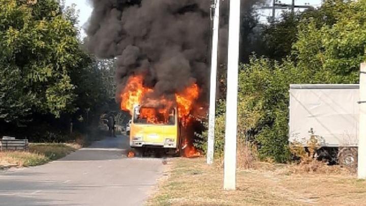 В Ростовской области сгорел школьный автобус