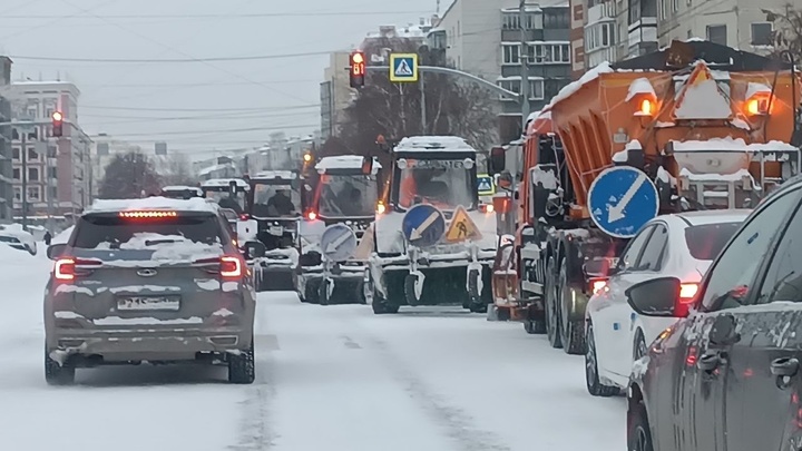 Четыре КамАЗа делают видимость: Вскрыта ложь чиновников и подрядчиков про уборку снега