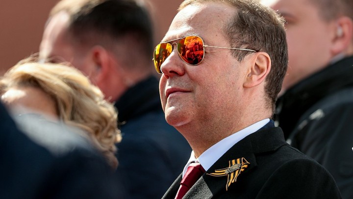 Медведев потроллил Байдена: Вспомнил хит American Idiot после шутки президента США про ИИ