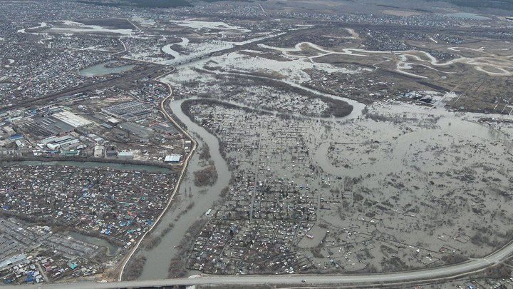 Люди напуганы: в пригород Кургана ринулась ледяная вода