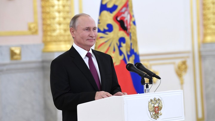 Путин наградил экипаж лётчиков, которые экстренно посадили самолёт в Чите