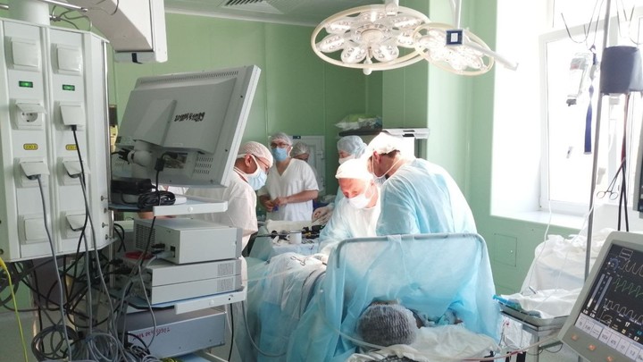 В Челябинске впервые после пандемии пересадили почку мамы дочке