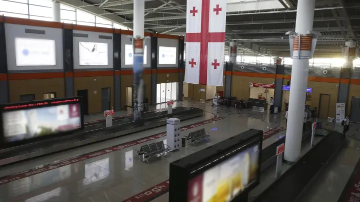 Паспорт просто кинули: Русский турист рассказал, как его встретили в Грузии