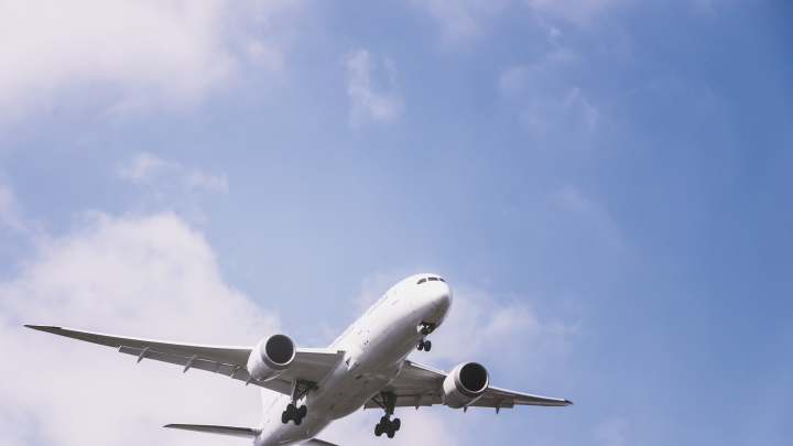 Кадры улетают. Посадившему самолёт в поле русскому пилоту предложили работу в Азии