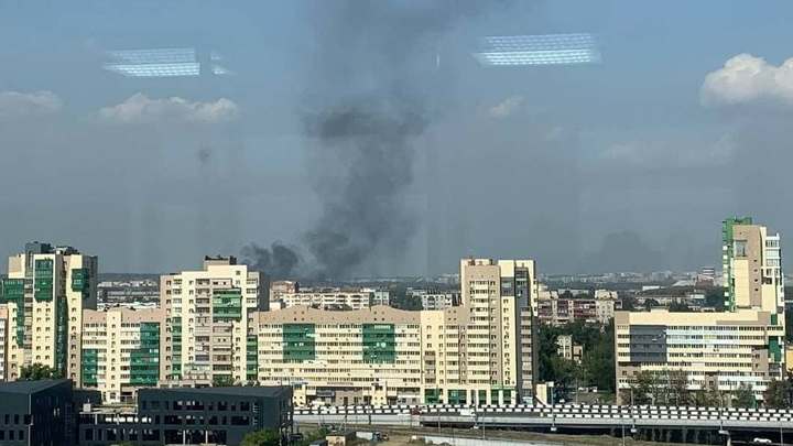 После взрыва человек получил ожоги: в автосервисе Челябинска вспыхнула машина