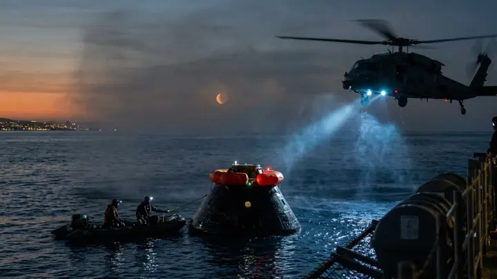 Появилось видео возвращения корабля миссии Artemis II на Землю