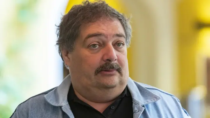 Несчастлив бывает, кто много желает: в России объявили в розыск писателя Дмитрия Быкова*