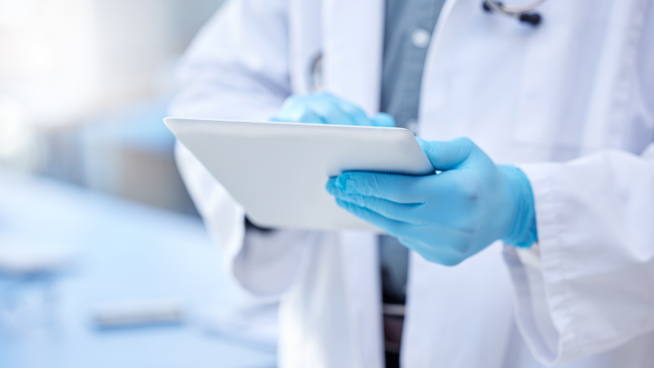 Врач назвал способ снизить риск деменции с помощью зубной нити