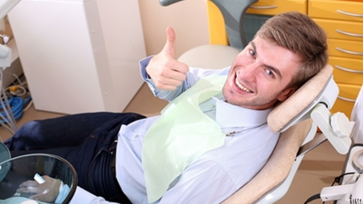 Покорил соцсети: Лайфхак по очистке зубного налёта копеечным средством