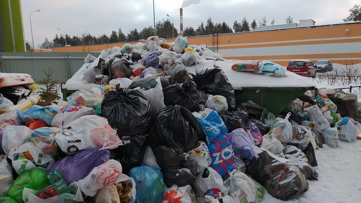 Кто виноват в том, что Петербург утопает в помоях: Смольный переводит стрелки