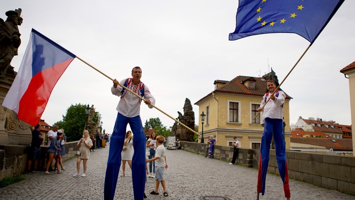 Над Прагой нависла украинская мать, которую сравнили с Медузой Горгоной