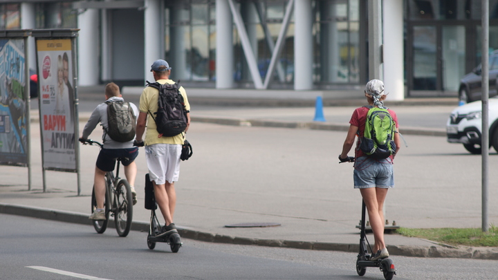 Мужчину на самокате сбила машина на пешеходном переходе в Москве