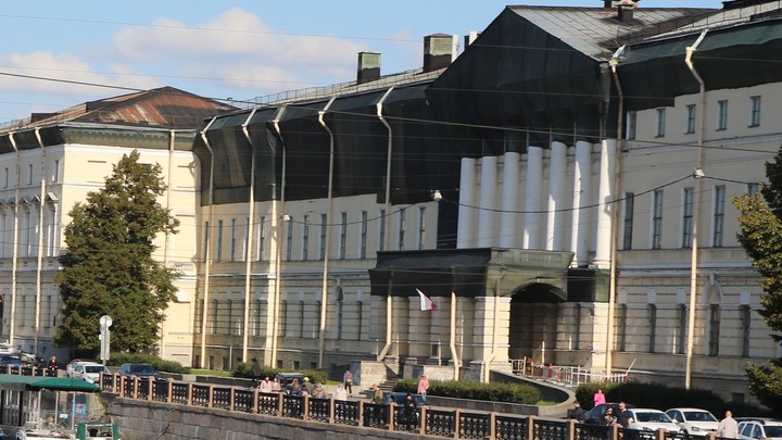 Здание Российской национальной библиотеки на Фонтанке разрушается: сотрудники идут в СК