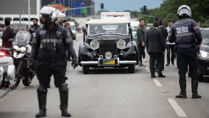 Беспорядки в Бразилии: Президента срочно эвакуировали из столицы