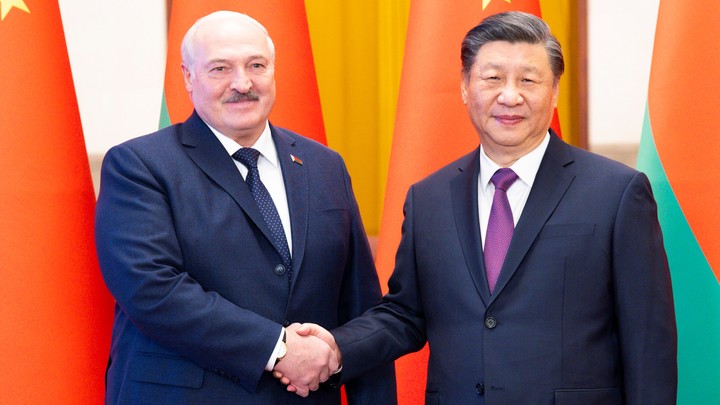 Лукашенко пригласил Си Цзиньпина посетить Республику Беларусь