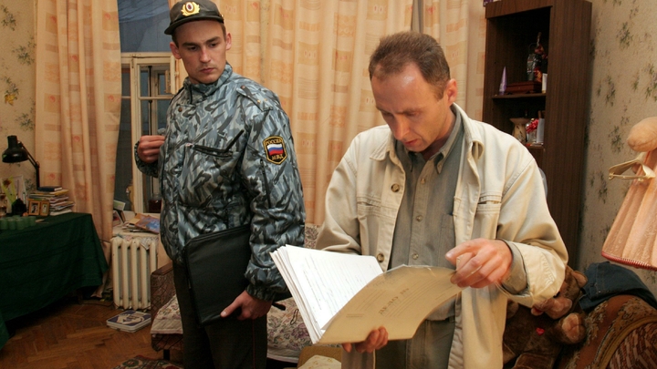 Полгода жила рядом с трупом: В квартире петербургской пенсионерки обнаружили мертвеца