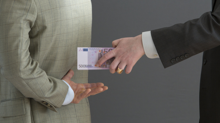 В Анапе бывших чиновников осудили за взятку в 50 тысяч рублей