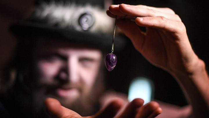 2022 год будет штормом!: Финалист Битвы экстрасенсов дал прогноз для России. Верим?