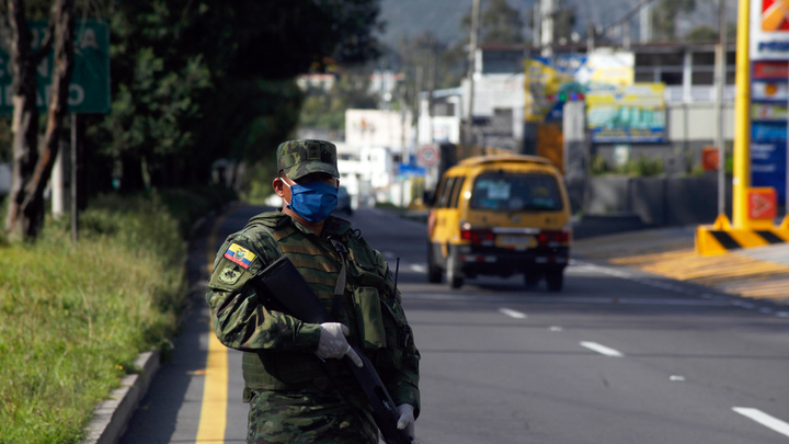 Дойдёт через ноги: В Эквадоре за нарушение карантина наказывают зарядкой
