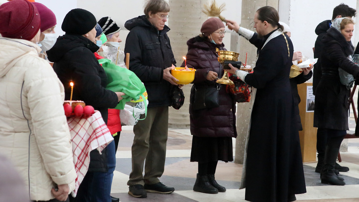 В храмах Санкт-Петербурга началось освящение пасхальных куличей и яиц