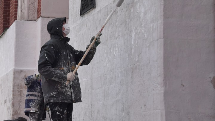 Молодогвардейцы избавились от нацистской символики на улицах Мелитополя