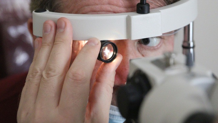 Со зрением не шутят: При каких симптомах пора бежать к окулисту