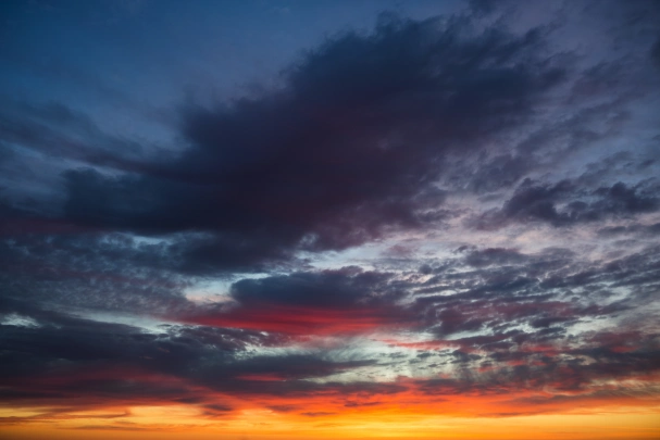 РИАН: необычный красный рассвет в Москве объяснил эксперт