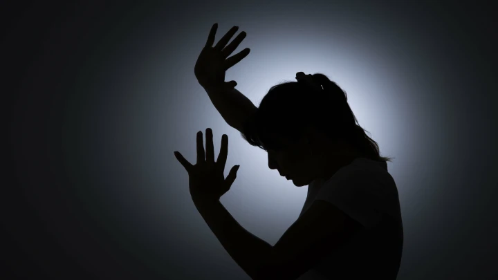 В аэропорту взяли в заложники девушку: Террориста обманул и обезвредил герой в футболке