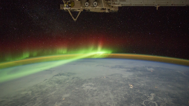 Крупнейший выброс массы на Солнце: Поток летит точно в Землю. Чем это грозит