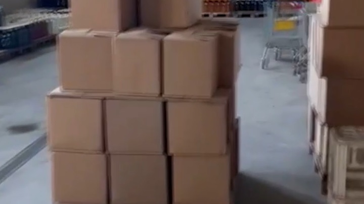 На Кубани молодая девушка и пенсионер хранили в гараже 19 тонн вина, коньяка, рома и текилы