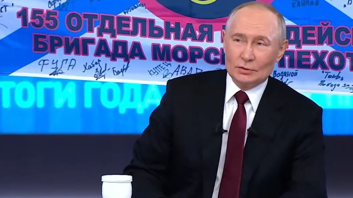 Путин попросил показать знамя бригады морпехов ТОФ на прямой линии