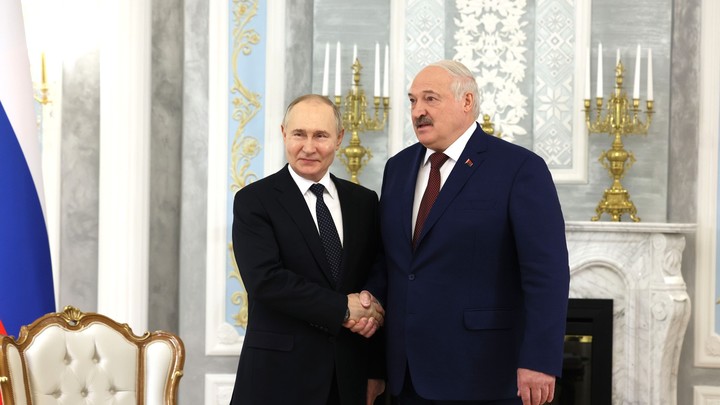Путин отреагировал улыбкой на предложение Лукашенко о поставке десяти систем «Орешник»