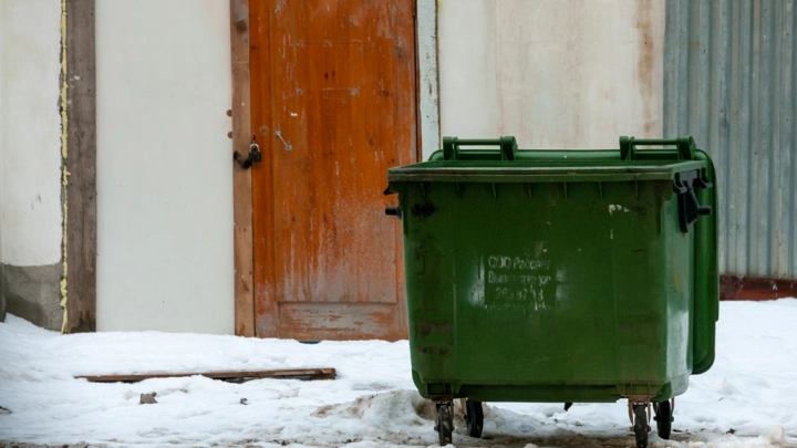 Пациенты устроили облаву на директора больницы. Дело кончилось мусорным баком