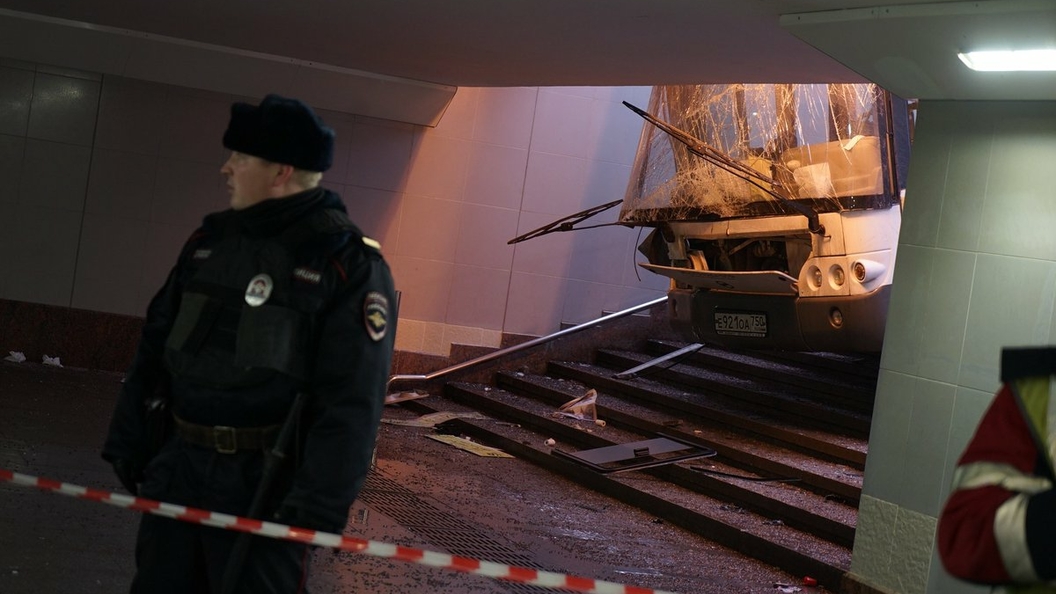 Видеорегистратор записал все происходящее в кабине автобуса-тарана Видеорегистратор записал все происходящее в кабине автобуса-тарана