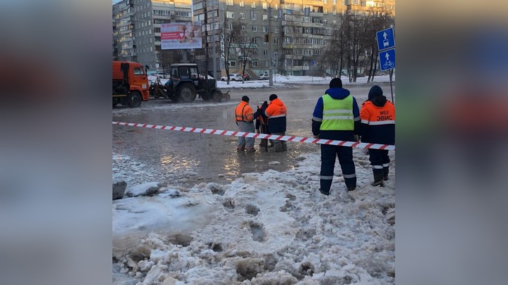 Потоп на Комсомольском проспекте в Челябинске: вода на морозе превращается в лёд