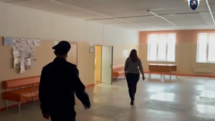 Сломал колено однокласснице: В Челябинске возбудили дело после травмы восьмилетней девочки