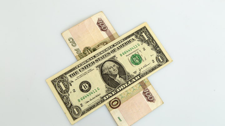 Спецоперация ЦБ против рубля курировалась извне: Цепочку проследил Хазин