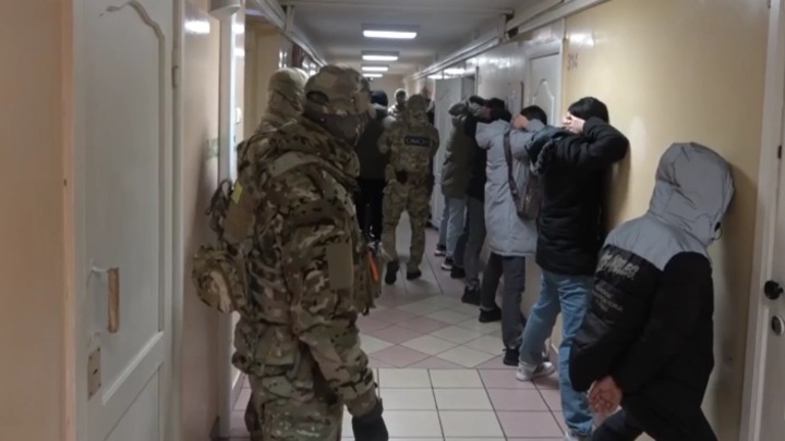ФСБ провели рейд в общежитии Хабаровска после избиения двух студентов мигрантами
