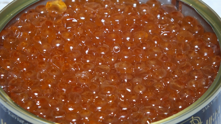 Сколько стоит настоящая икра: Шеф-повар дал совет по выбору новогоднего деликатеса