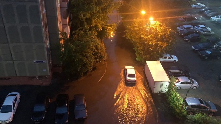 В Челябинск в ливень автомобиль провалился в огромную яму