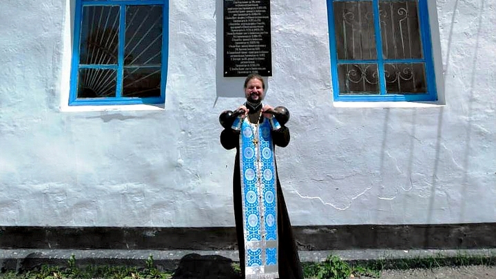 И в спорт, и в церковь: в Адыгее настоятель храма «жмет» гири и читает молитвы