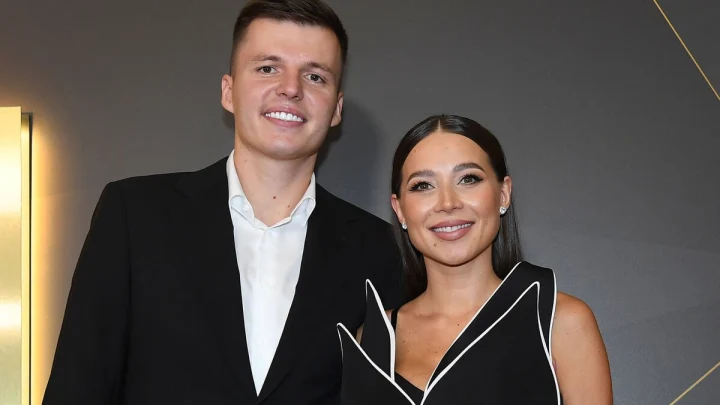 Артем Чекалин помогает бывшей жене бороться с раком четвертой стадии