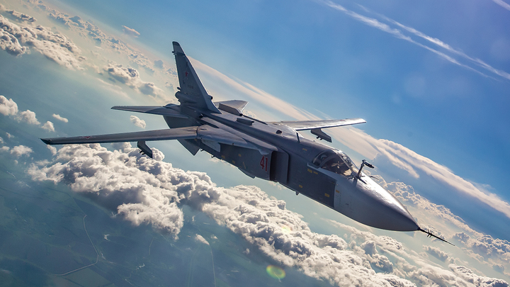 Получил ракетой в двигатель и задымил. Россия сбила украинский Су-25 у Херсона