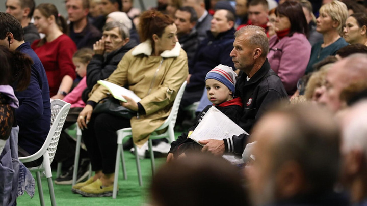 Семье из Херсонской области, переехавшей на Кубань, вручили жилищный сертификат