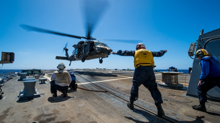 Пилот военного вертолёта не отвернула и протаранила авиалайнер: NYT рассекретила переговоры и документы