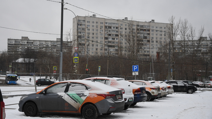 В Екатеринбурге автомобиль каршеринга врезался в столб