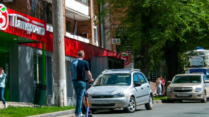 В Екатеринбурге самокатчик столкнулся с автомобилем, а затем попытался скрыться