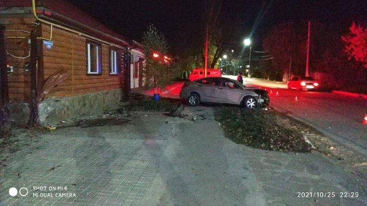 В Каменске-Шахтинском подростки угнали у дедушки автомобиль и попали в аварию