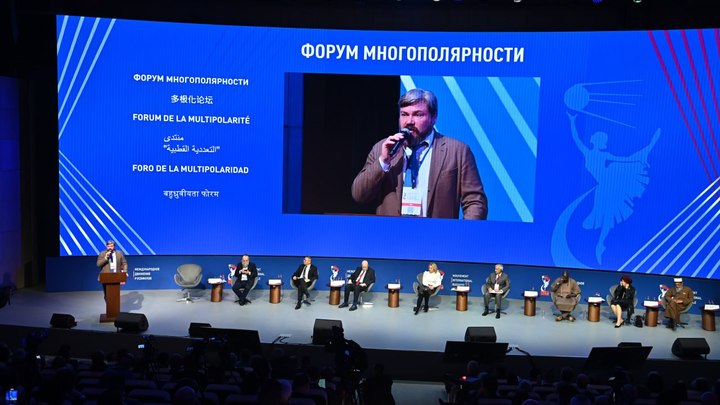 Русских порабощают через смартфоны: Слуги Запада начали атаку со всех сторон